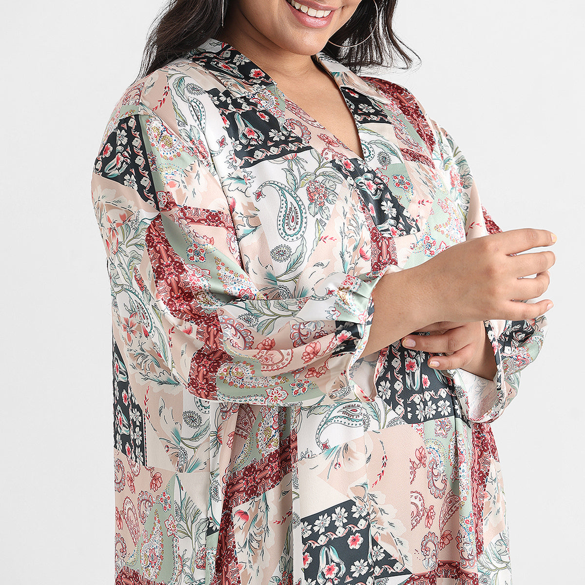 Green tile print plus size collared satin kaftan