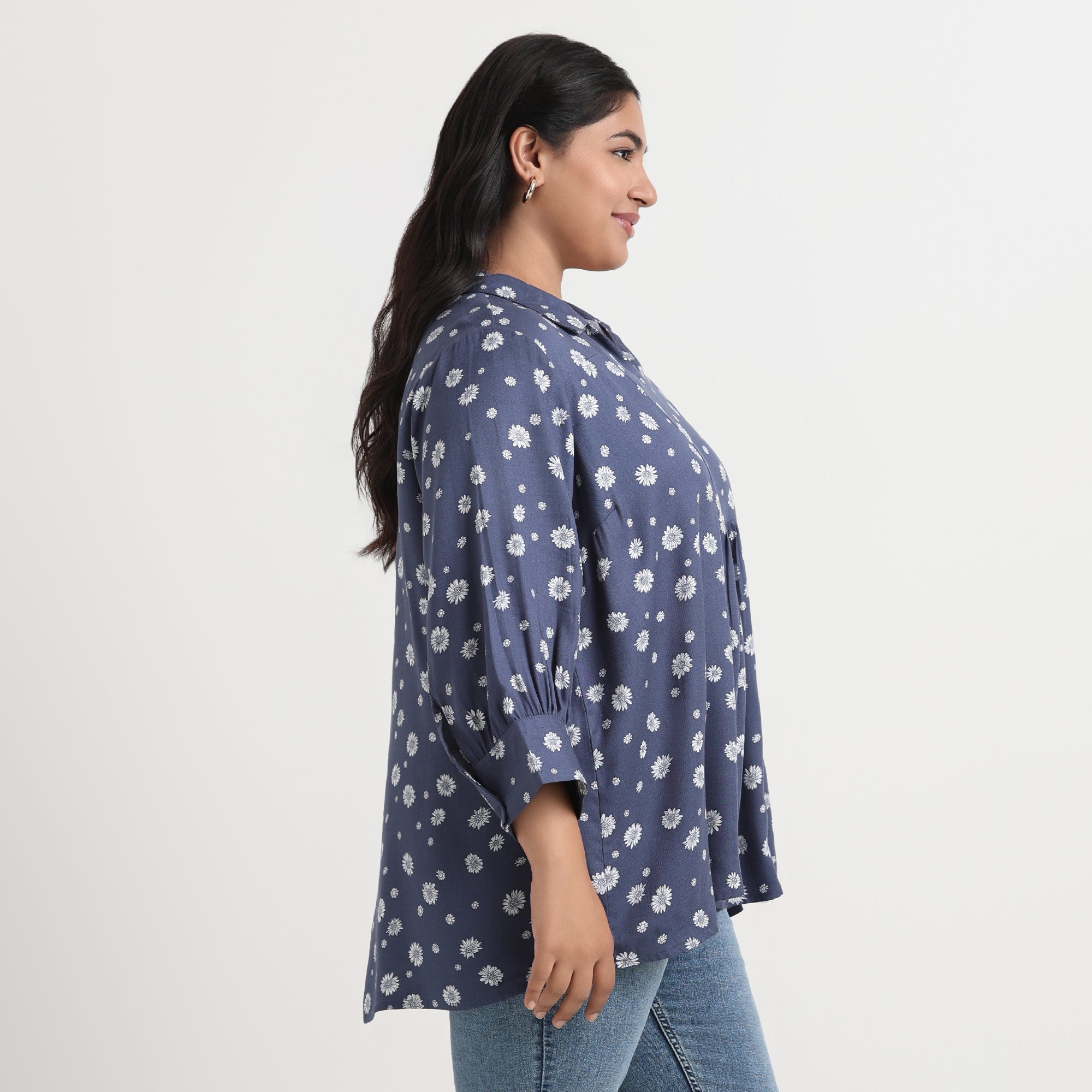 Blue daisy print shirt, casual plus size wear
