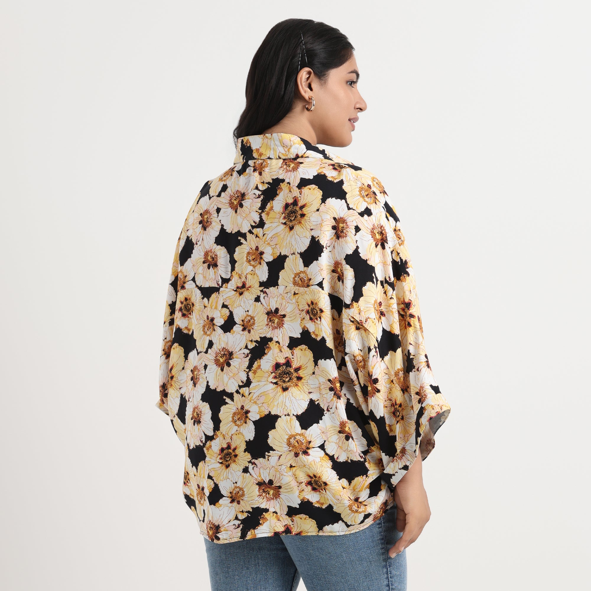 Floral print shirt in soft colors, with long sleeves and a relaxed fit.
