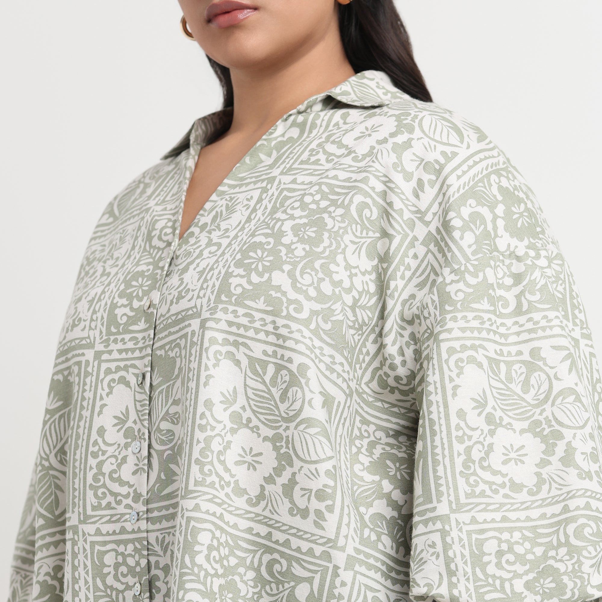 Green linen shirt with a relaxed fit, plus size
