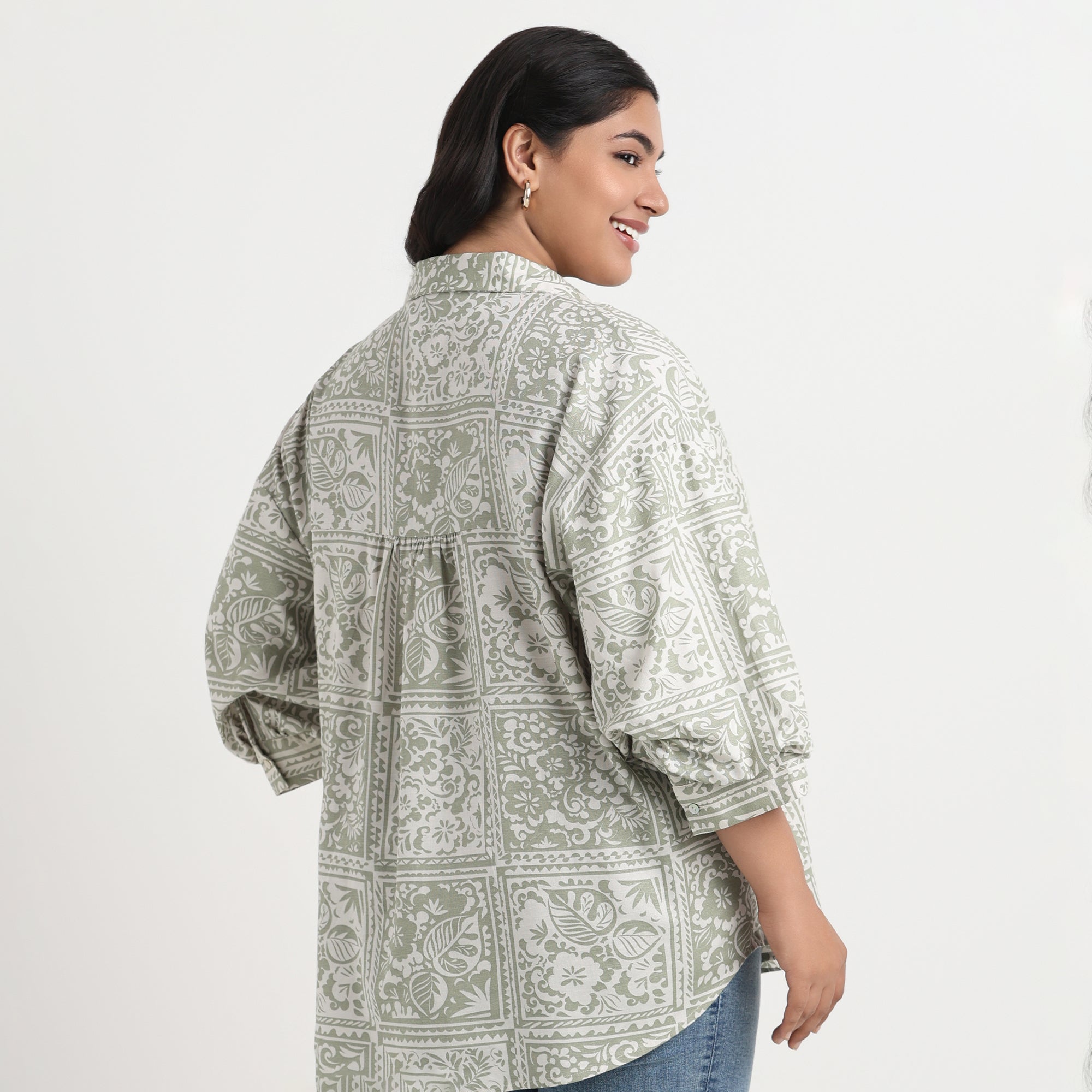 Comfortable green linen shirt, breathable plus size wear
